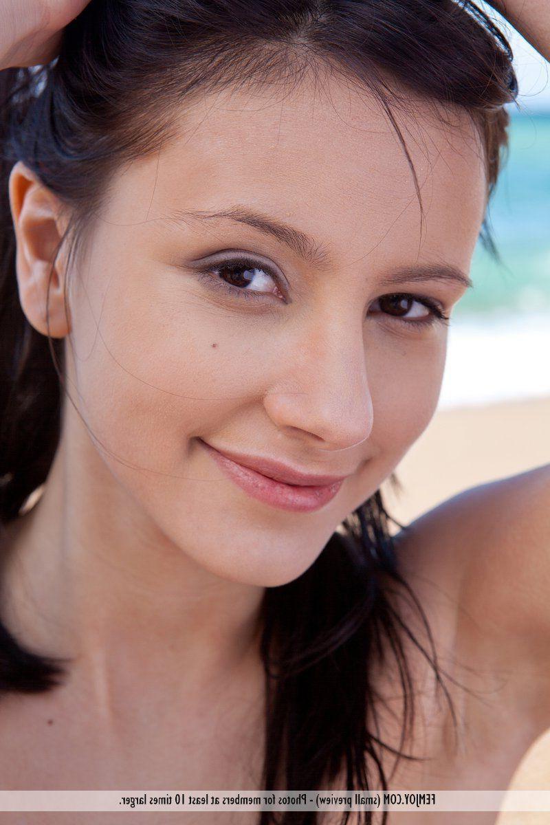 16P Pictures of a stunning teen girl totally naked for you