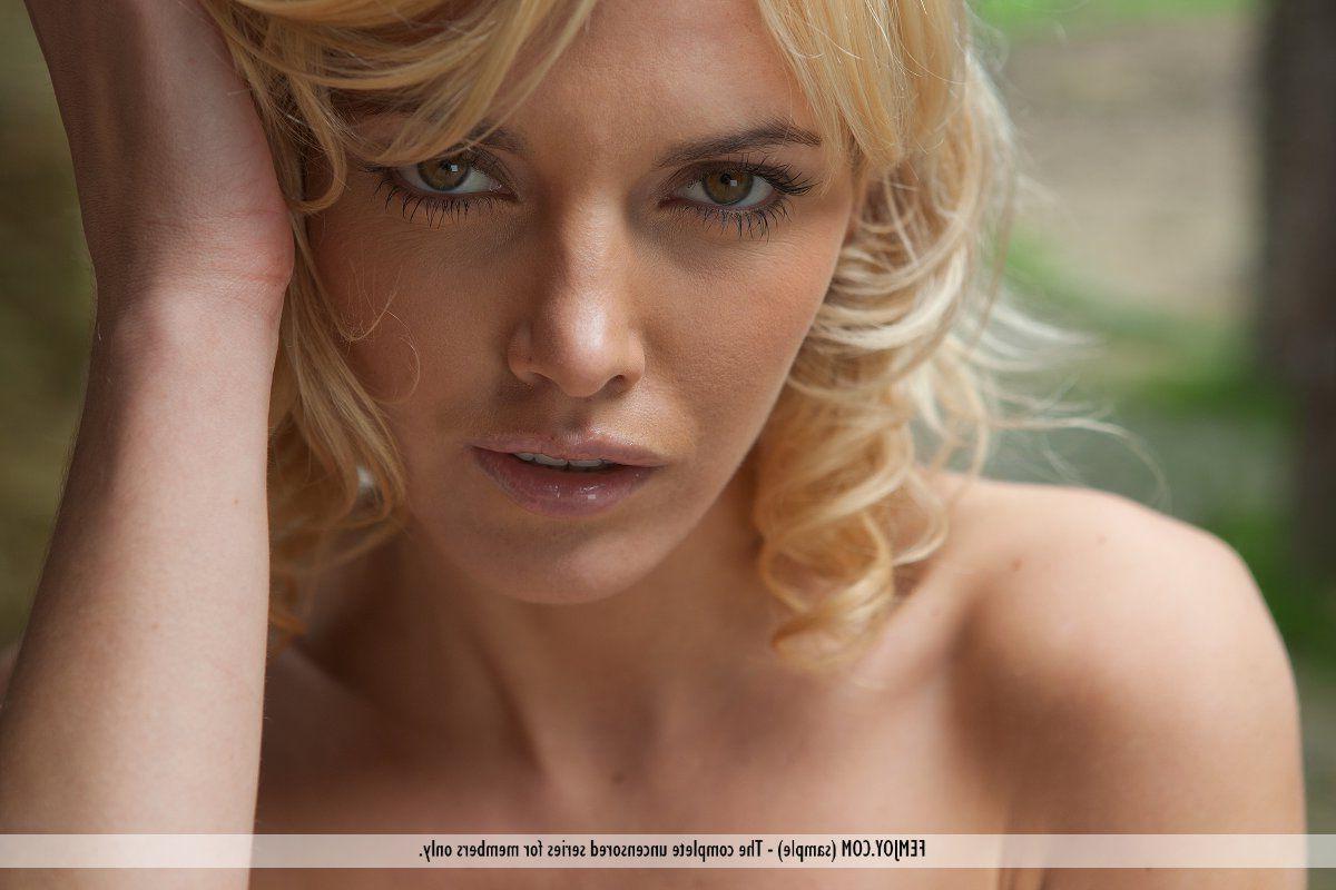 16P Pictures of a blond teen naked at her farm