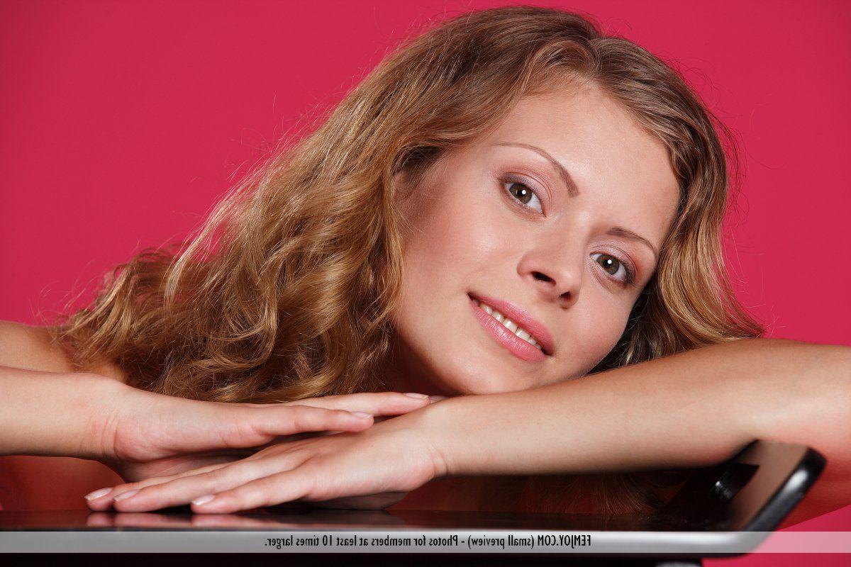 15P Pictures of a hot blond girl nude just for you