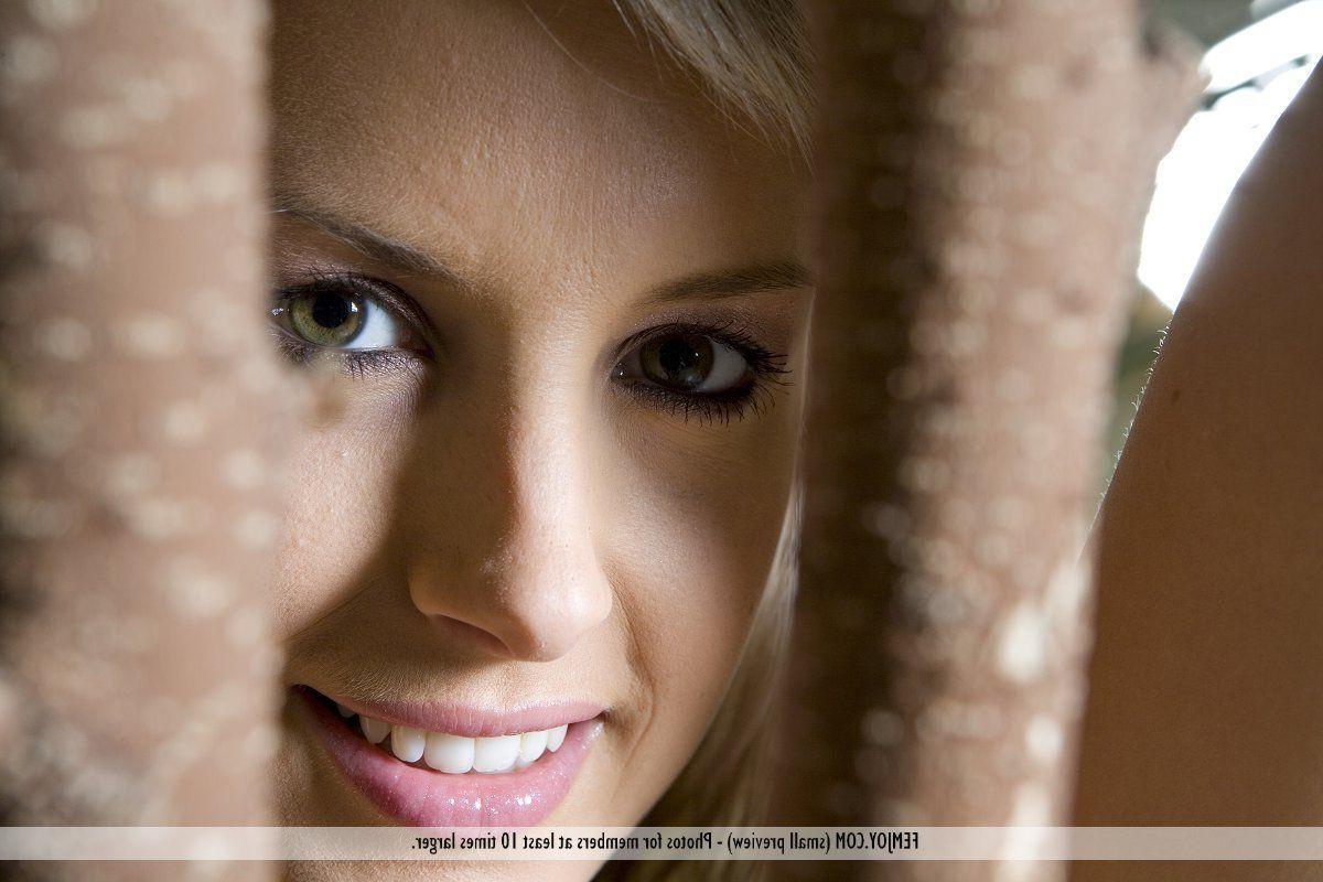 16P Pictures of a hot blond teen totally nude for you