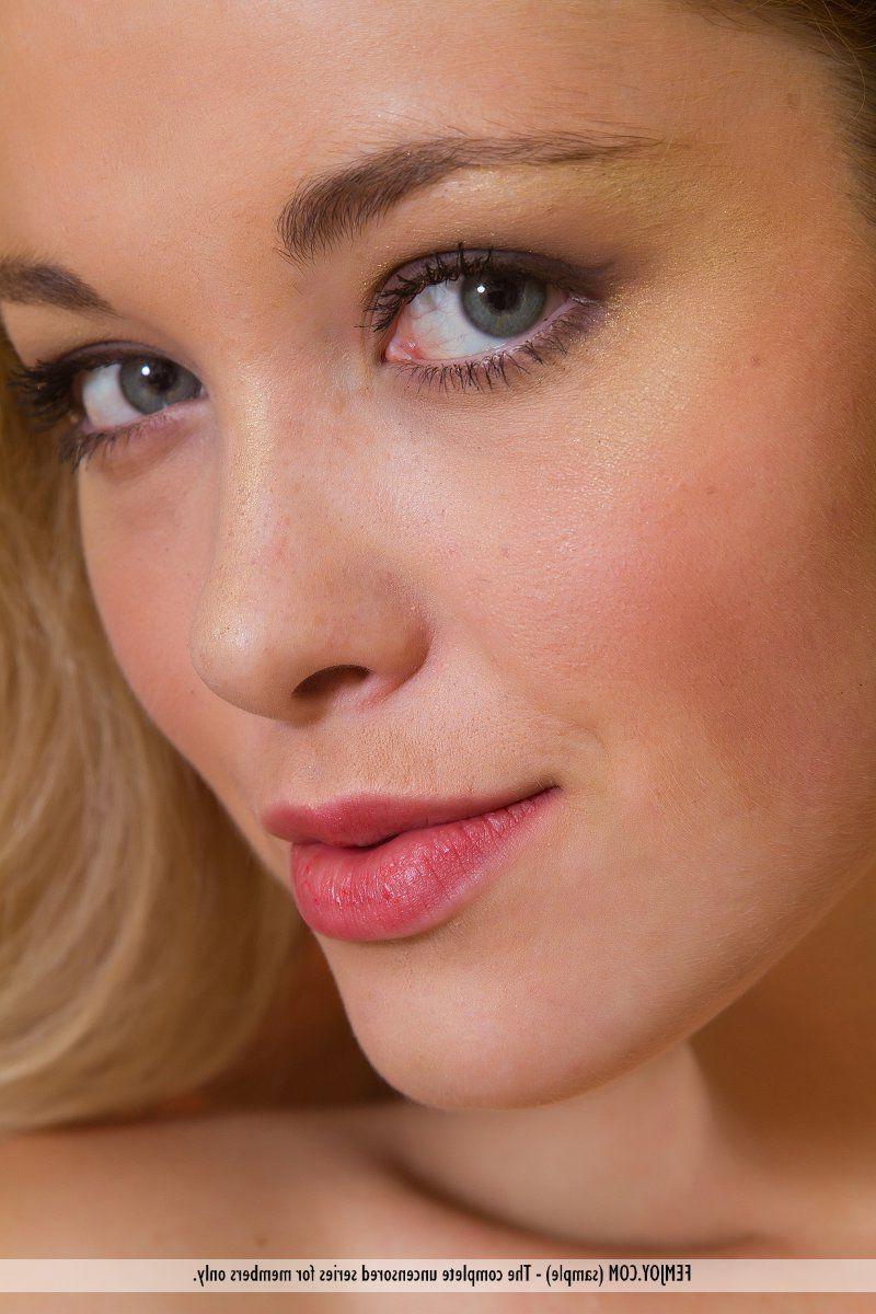 16P Pictures of a stunning teen totally nude just for you