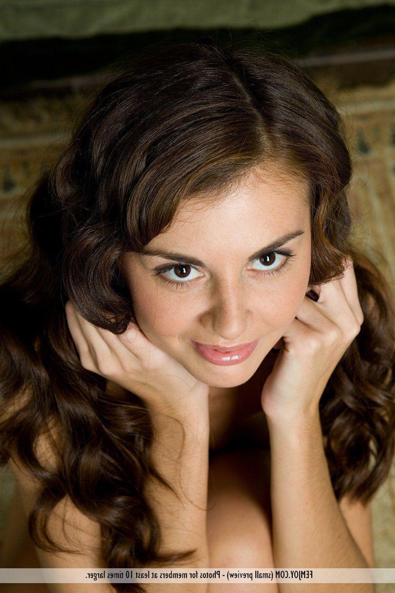 16P Pictures of a really hot brunette completely naked