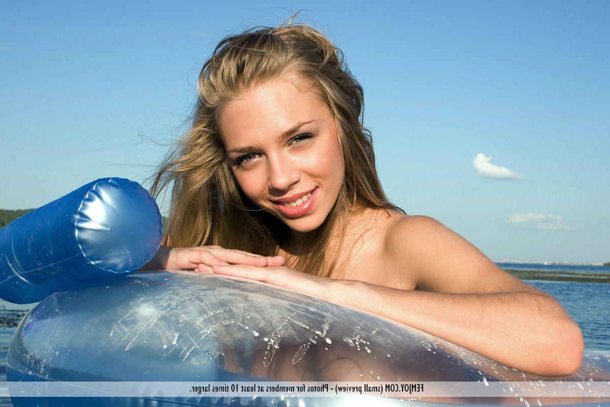 16P Pictures of an incredible blonde teen getting wet