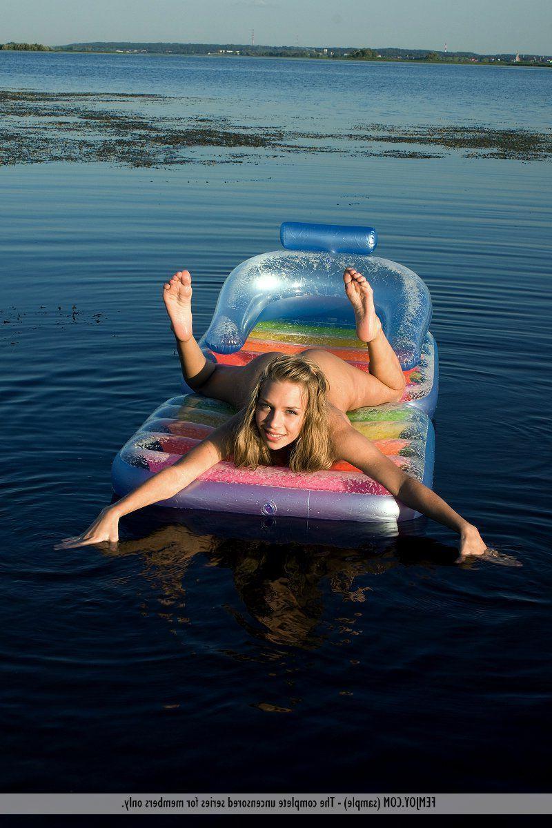 16P Pictures of an incredible blonde teen getting wet
