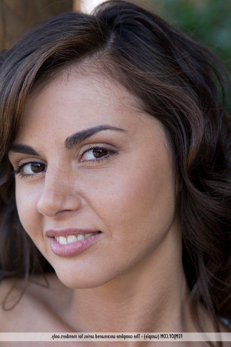 16P Pictures of a hot teen girl naked at her cabin