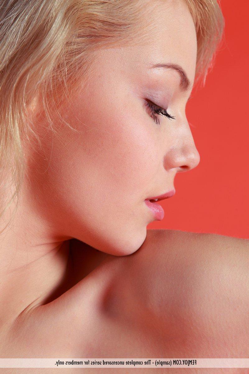 16P Pictures of an amazing blonde teen ready to fuck