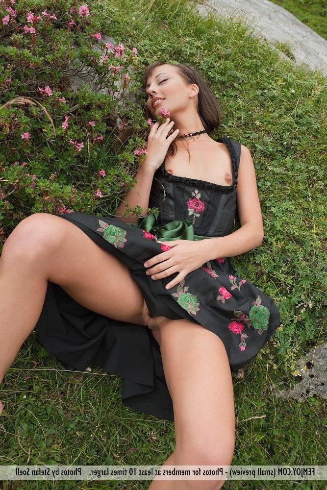 12P Pictures of a beautiful girl showing you her pussy