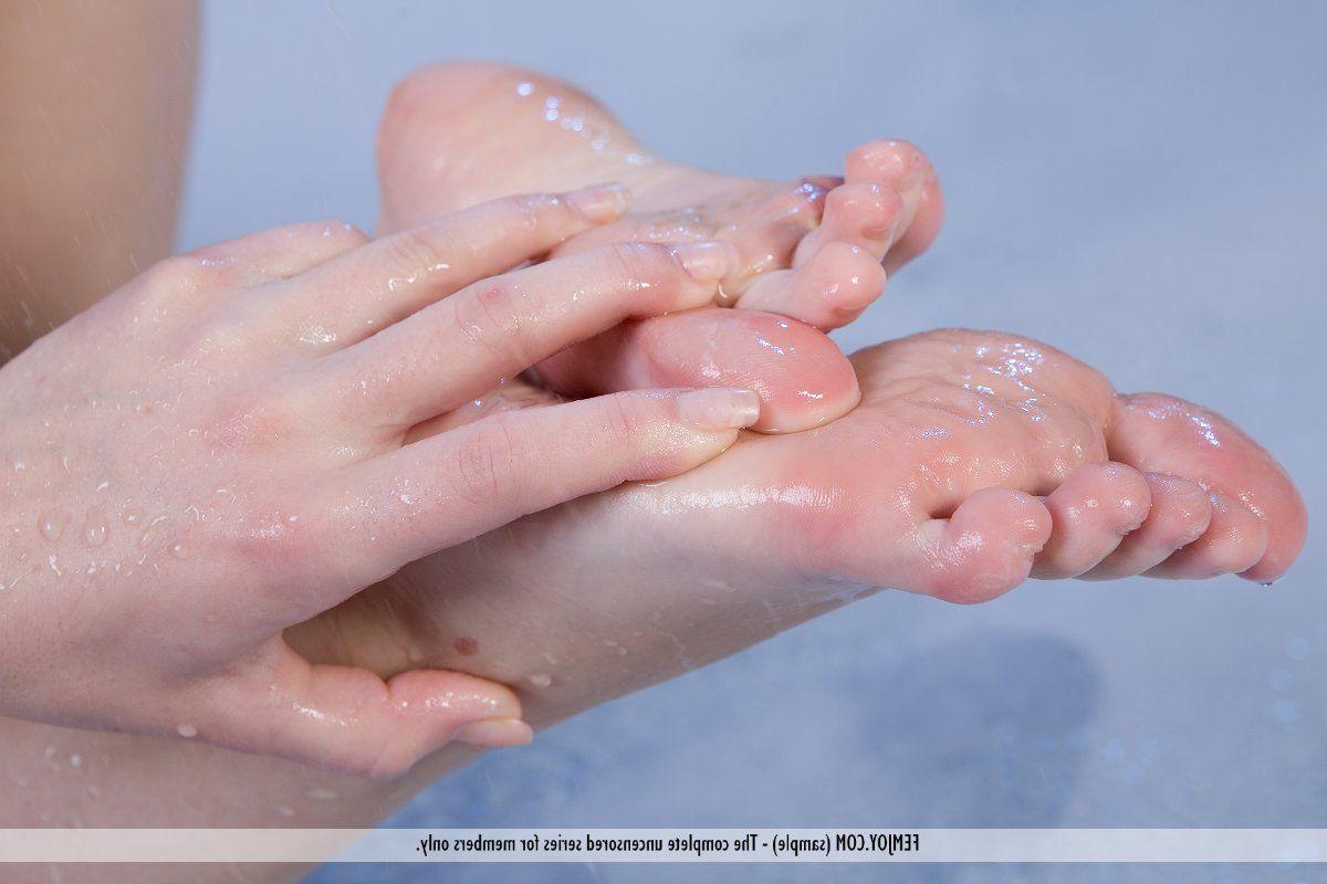 16P Pictures of a hot brunette teen all wet for you