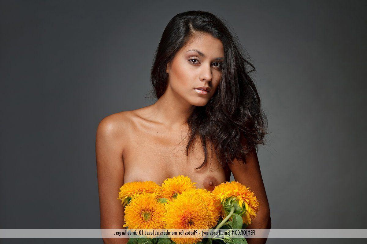 16P Pictures of a beautiful girl giving you her flower