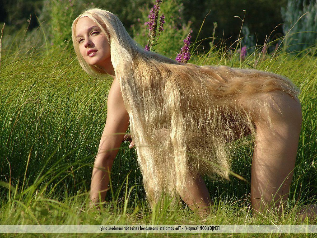 16P Pictures of a gorgeous blonde babe naked outside