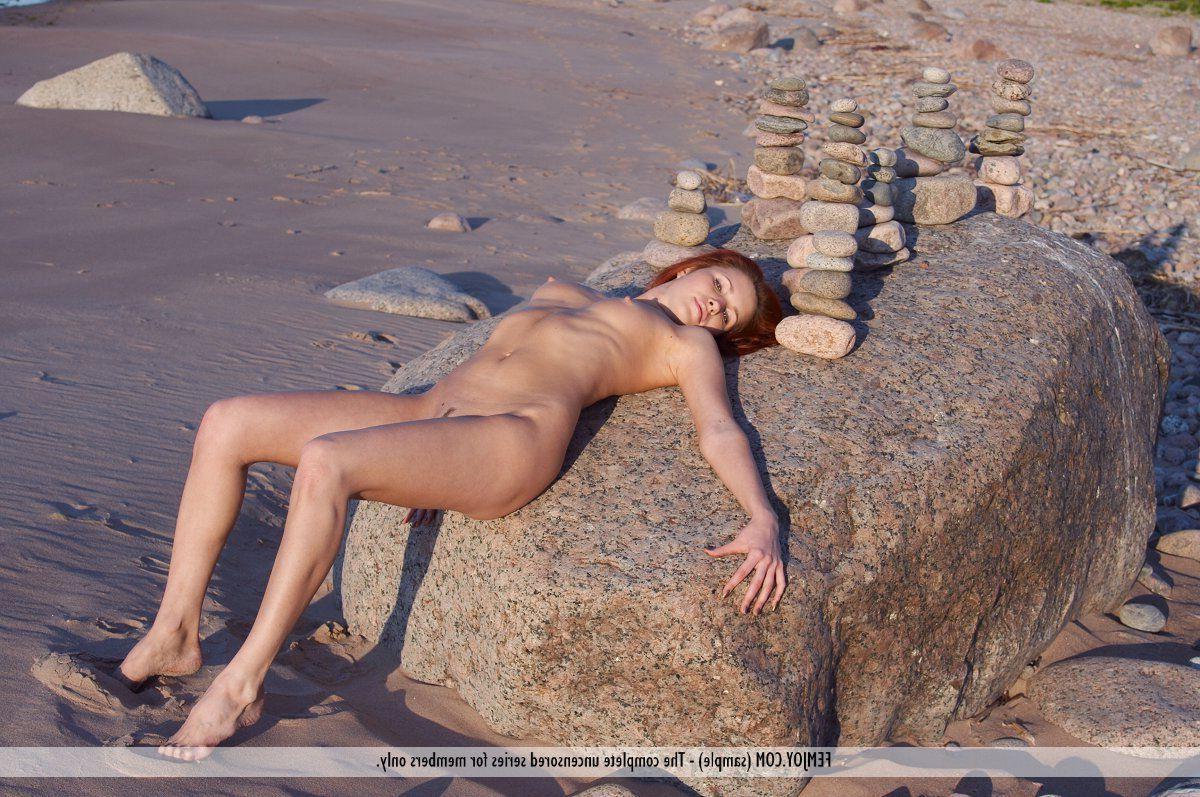 16P Pictures of a hot redhead naked on a beach