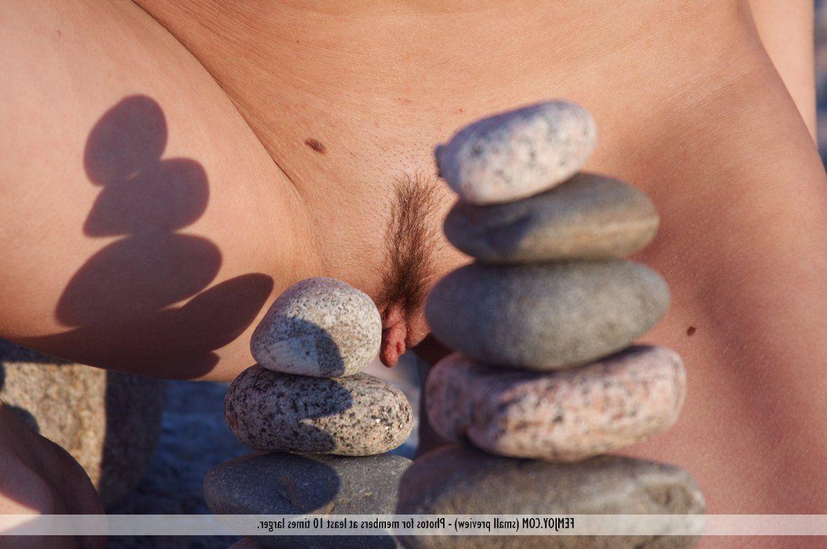 16P Pictures of a hot redhead naked on a beach