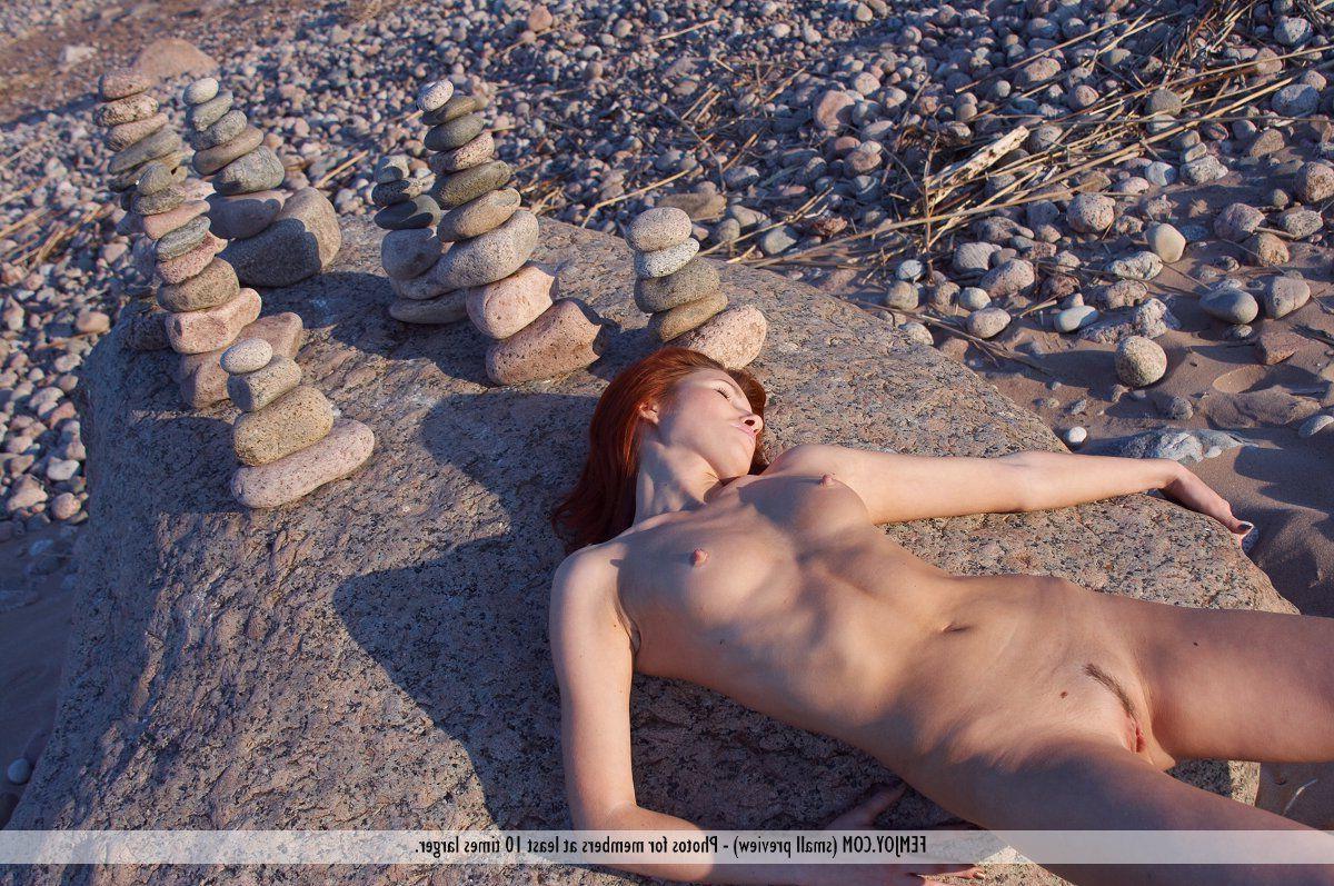 16P Pictures of a hot redhead naked on a beach