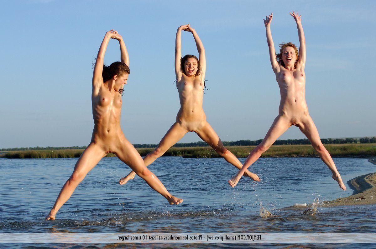 16P Pictures of 3 hot teen girls naked outside