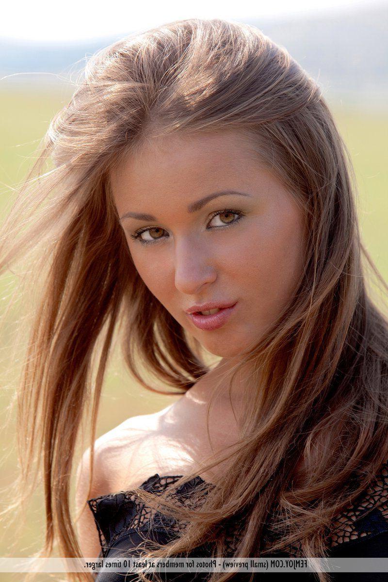 16P Pictures of a stunning teen beauty nude outside