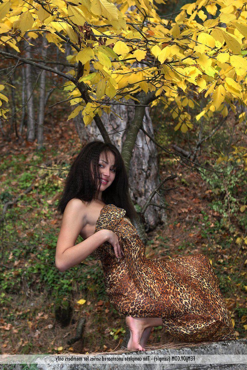 16P Pictures of a hot brunette teen naked outside