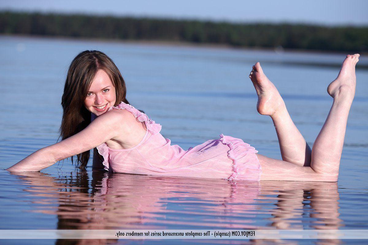 16P Pictures of a cute brunette teen getting all wet for you