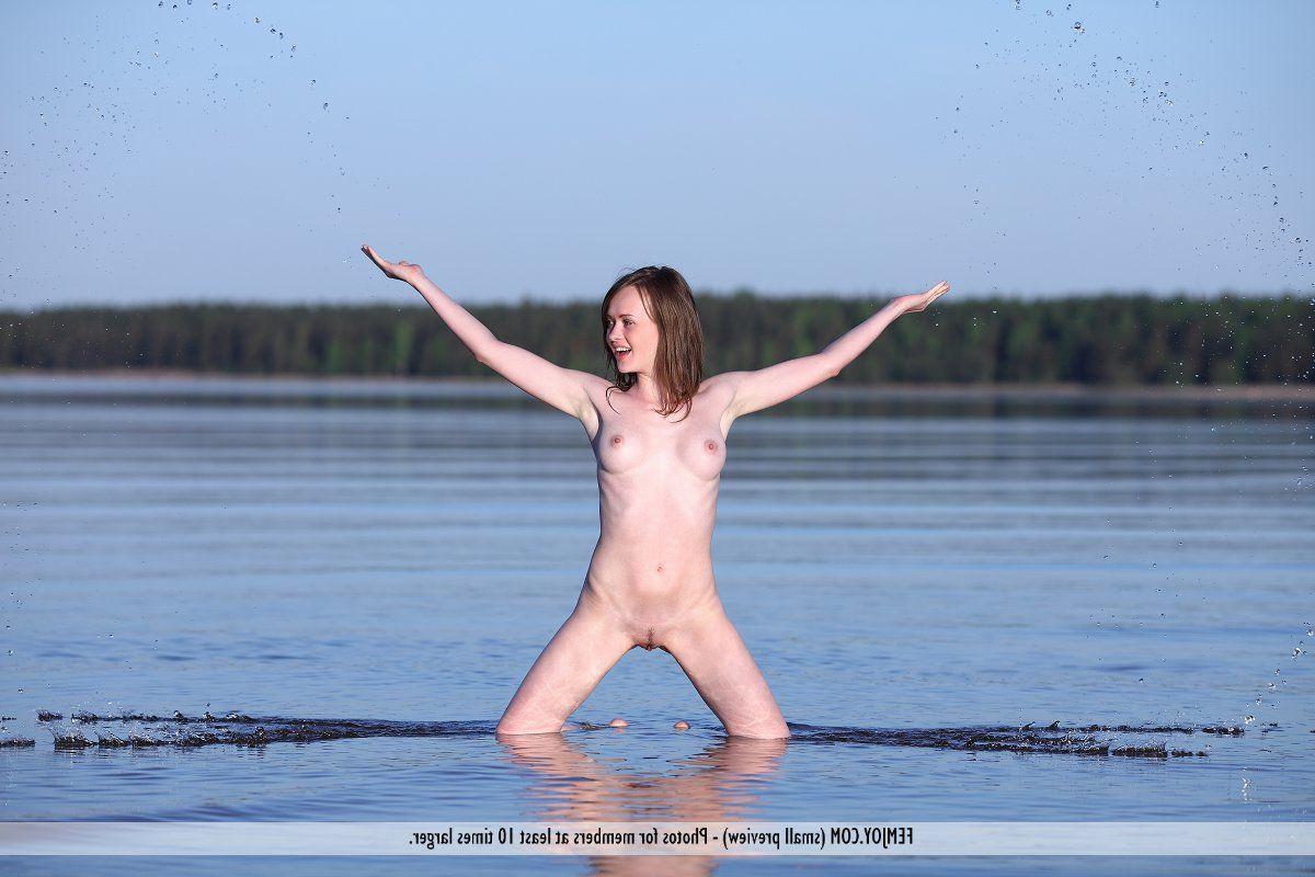 16P Pictures of a cute brunette teen getting all wet for you