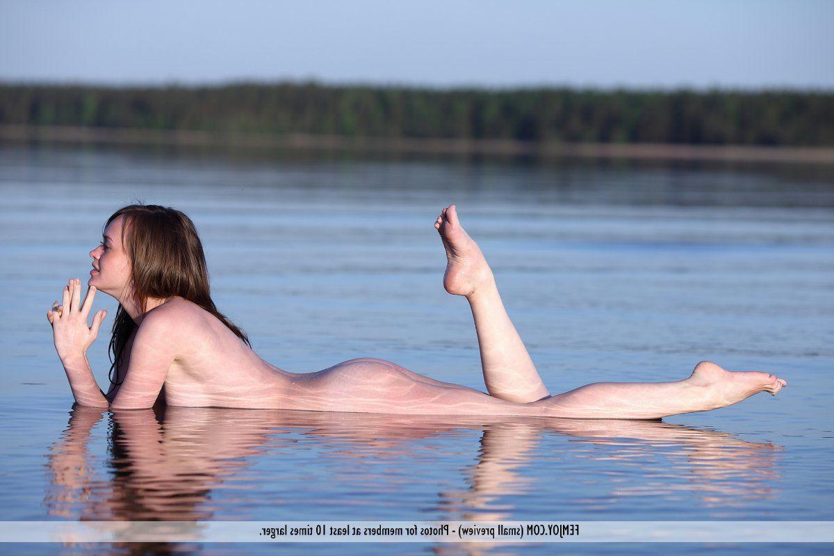 16P Pictures of a cute brunette teen getting all wet for you