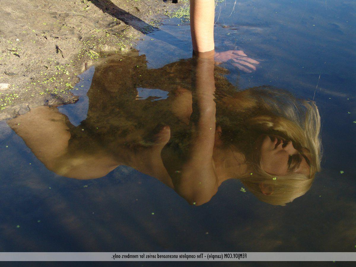 16P Pictures of an incredible blonde girl naked outside