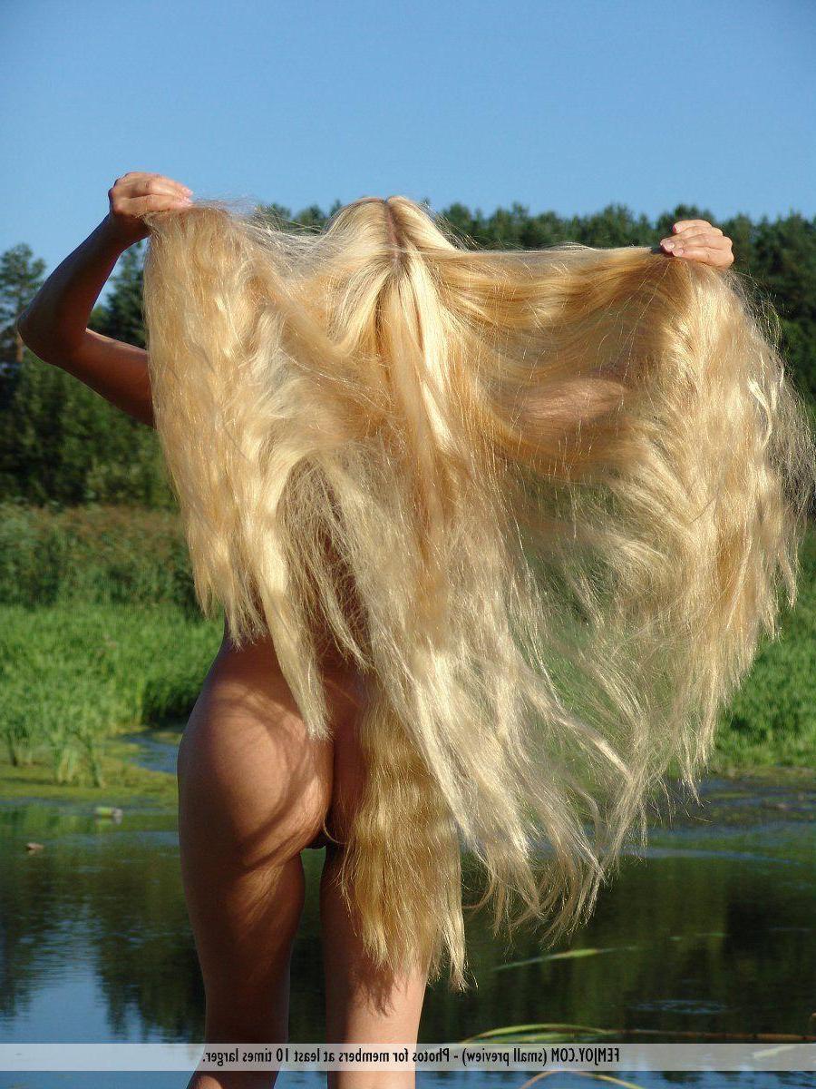 16P Pictures of an incredible blonde girl naked outside