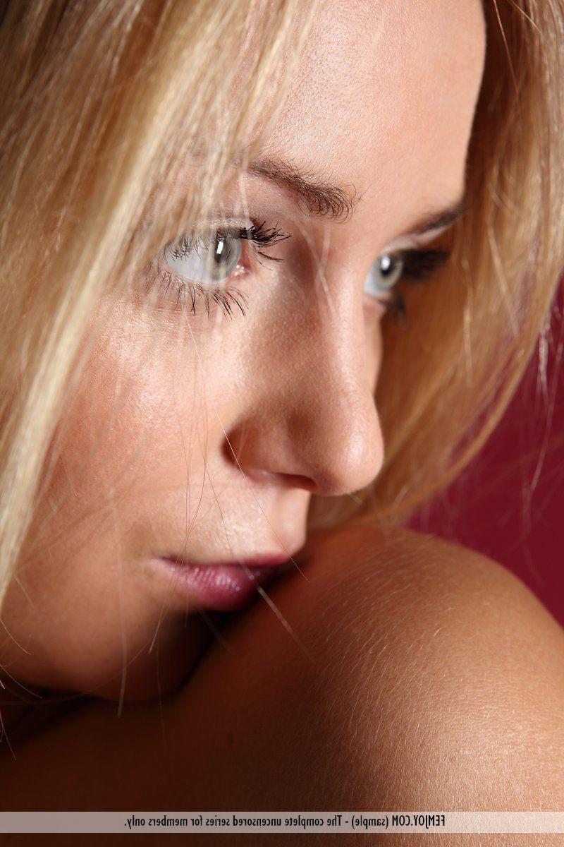 16P Pictures of a blonde teen naked with a fan