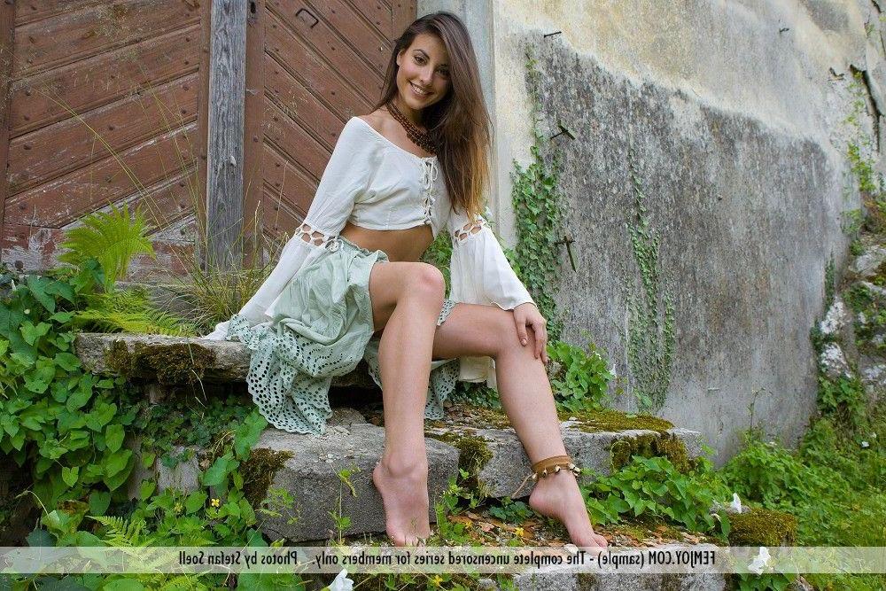 12P Pictures of a stunning brunette teen all nude for you
