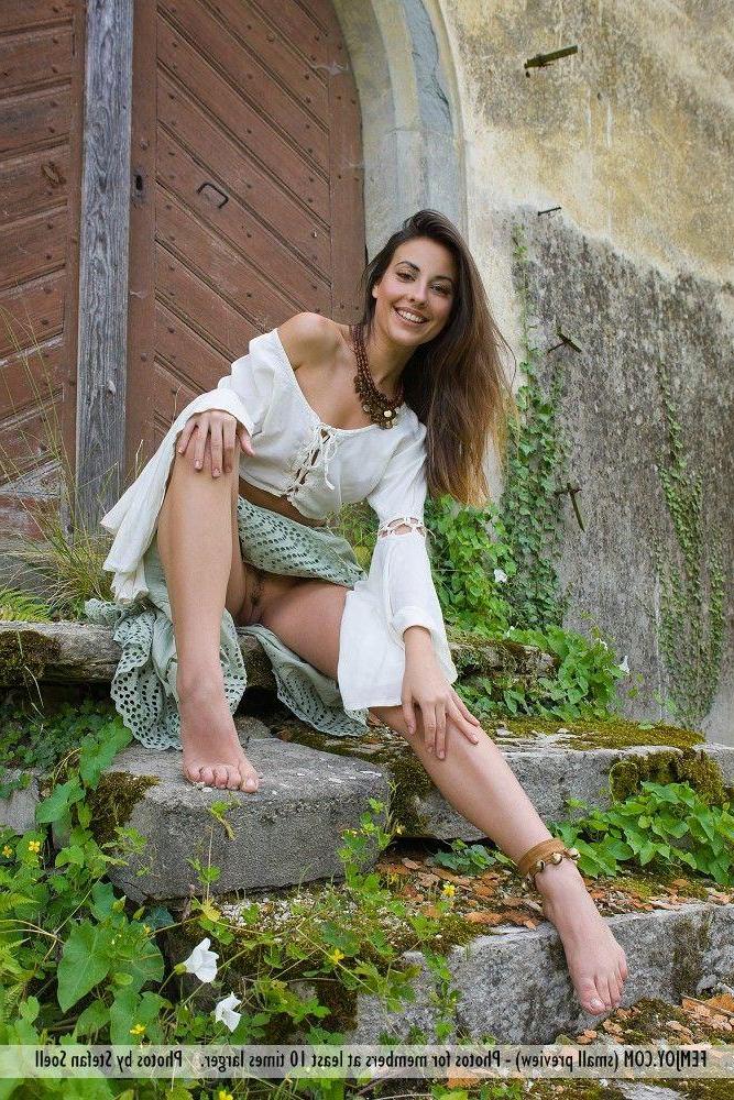 12P Pictures of a stunning brunette teen all nude for you
