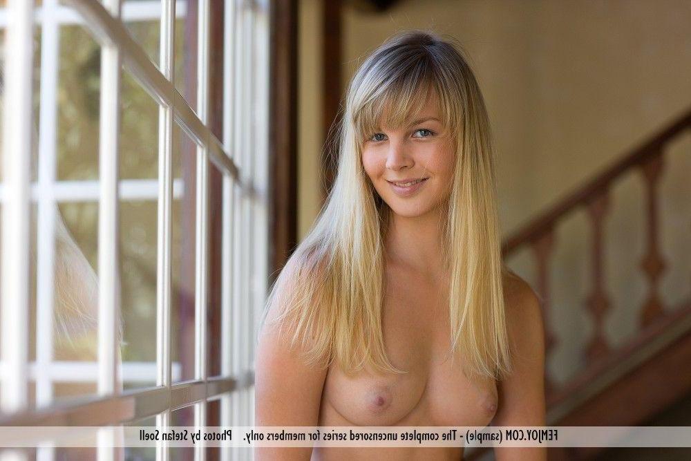 12P Pictures of a hot blonde girl totally naked just for you