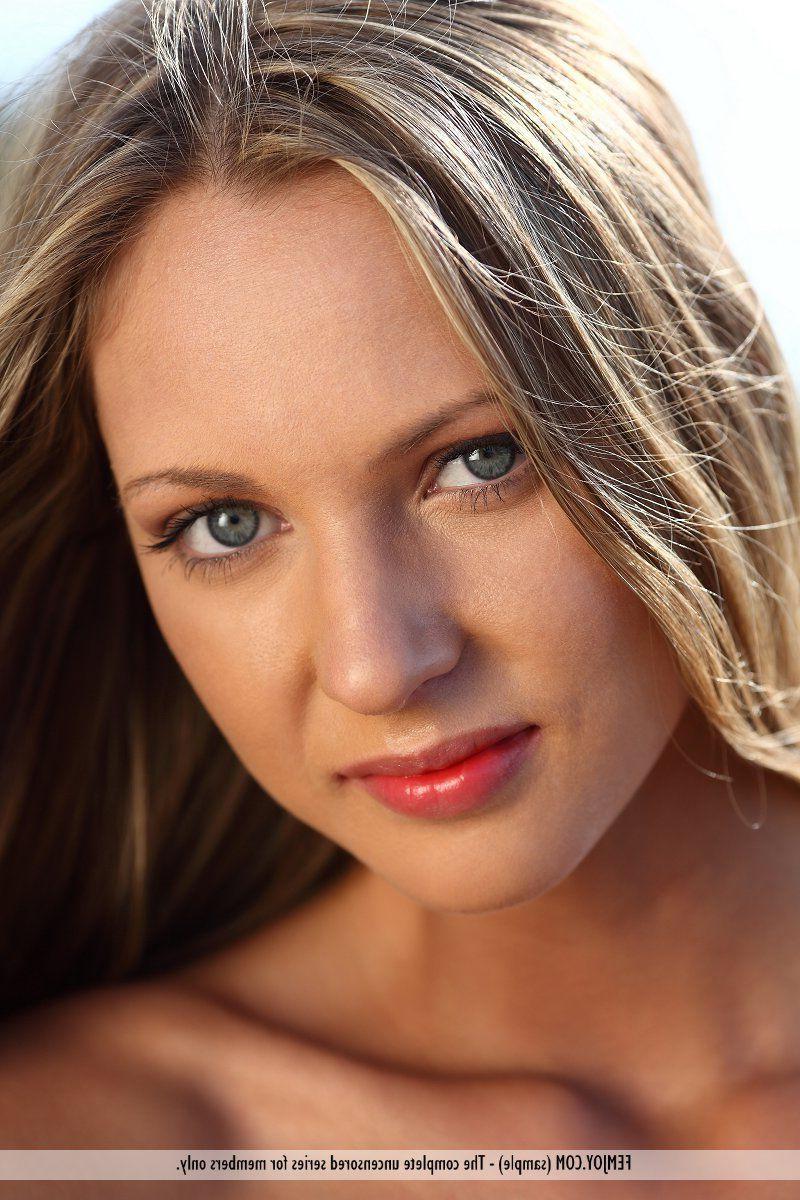 16P Pictures of a hot girl naked outside