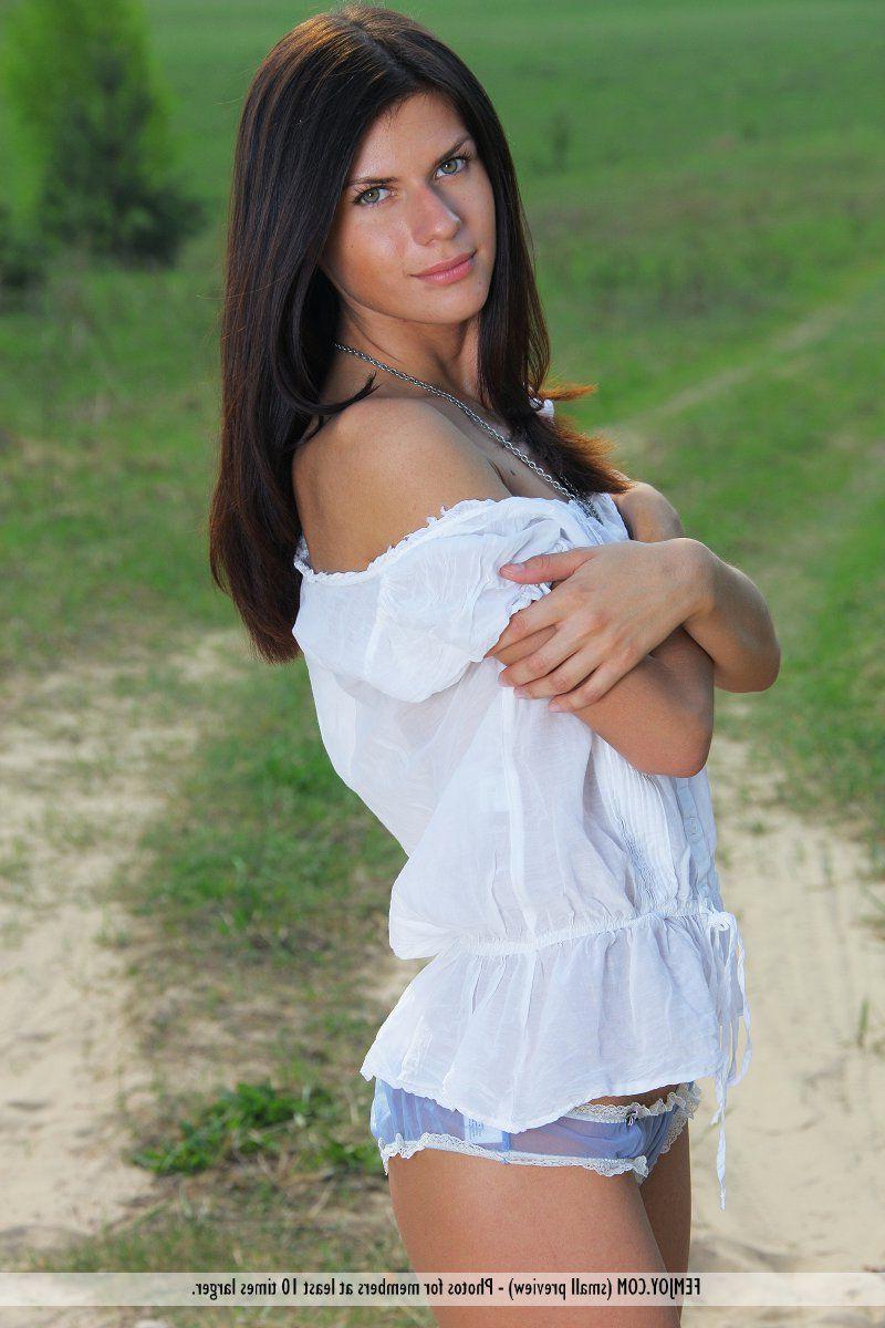 16P Pictures of a stunning brunette teen naked outside