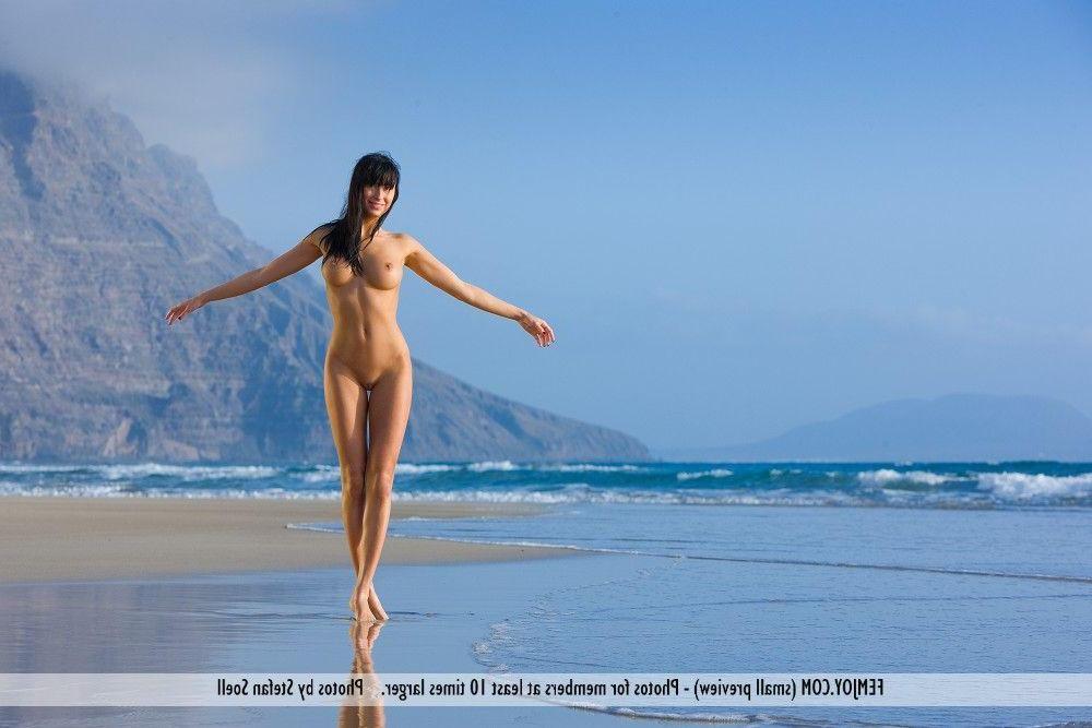 12P Pictures of a stunning teen girl nude on the beach