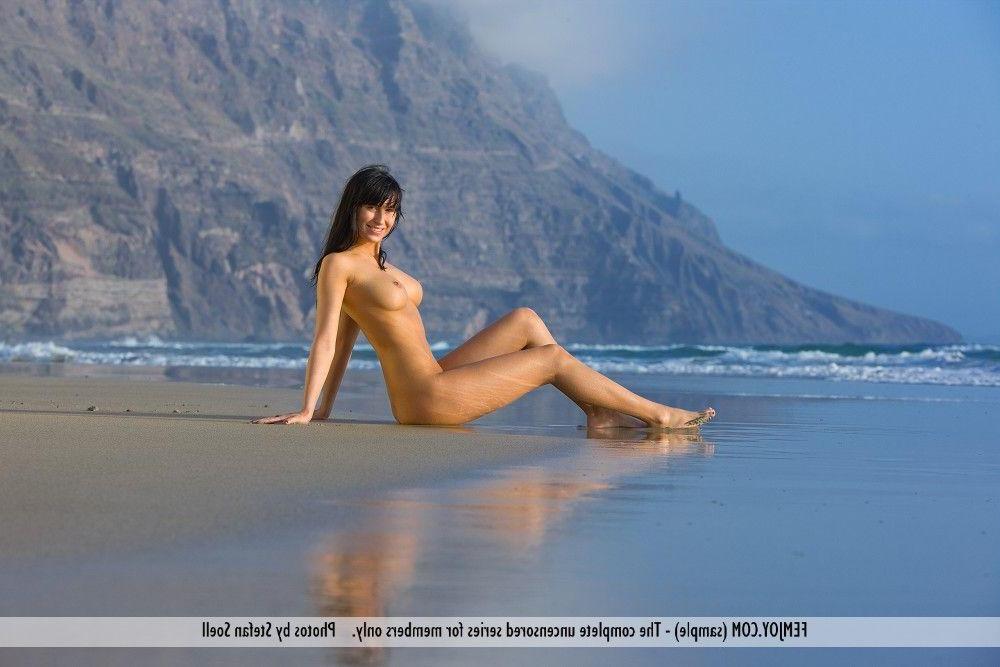 12P Pictures of a stunning teen girl nude on the beach