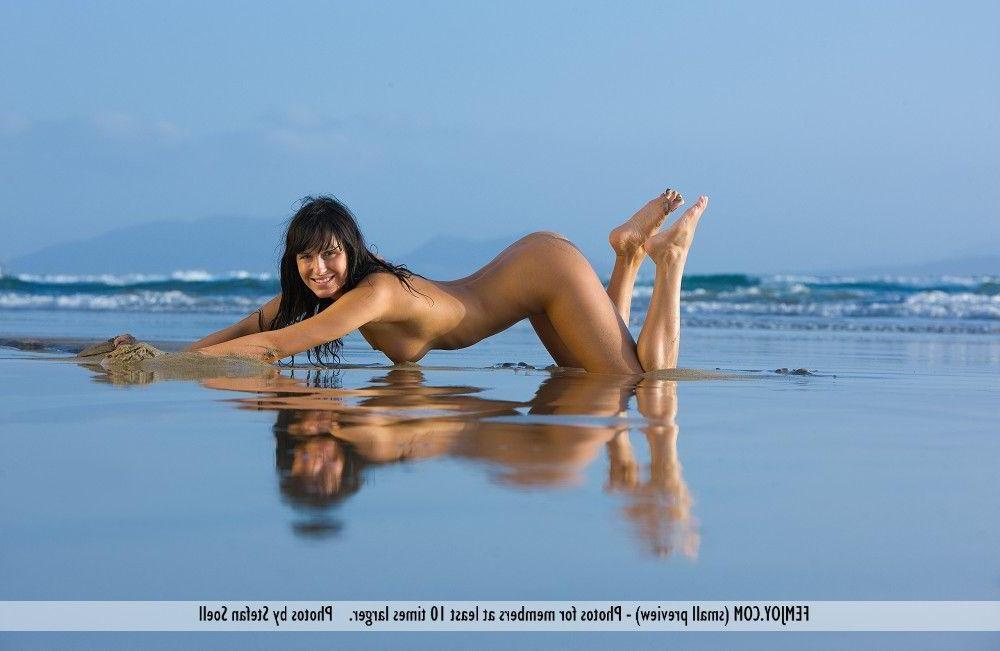 12P Pictures of a stunning teen girl nude on the beach