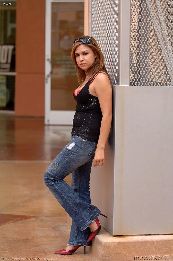 20P Pictures of teen star Jewel getting naughty for you
