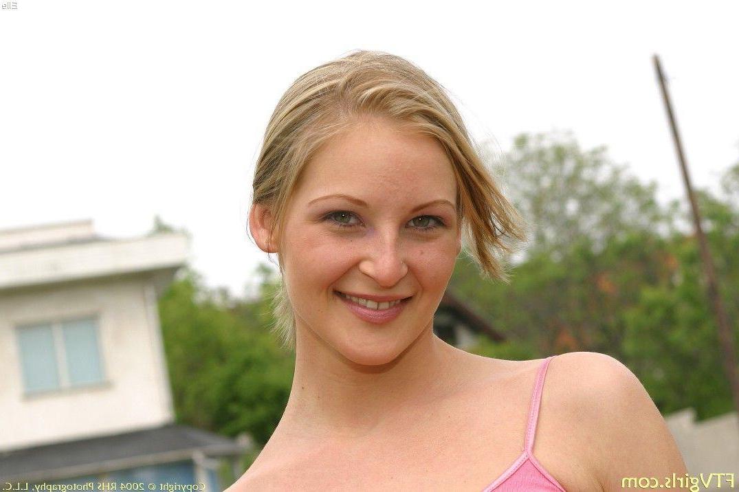 19P Pictures of Elle showing her naughty parts outside