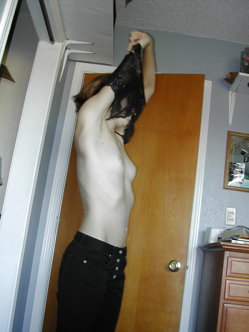 25P Posing and giving handjob