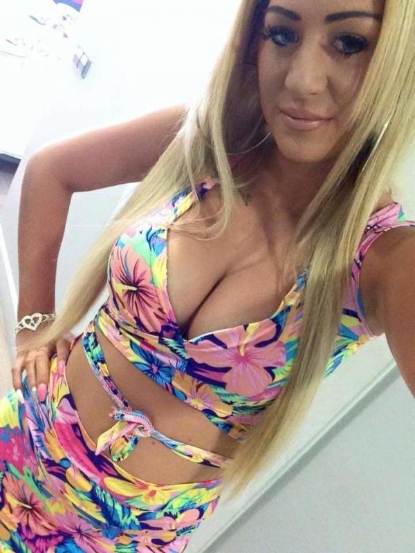14P Hot GFs like to flaunt their juicy melons in selfies