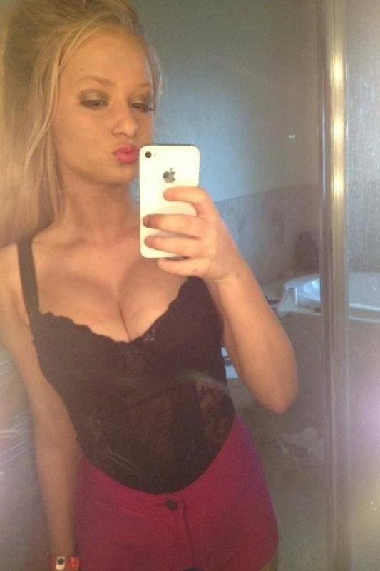 14P Hot GFs like to flaunt their juicy melons in selfies
