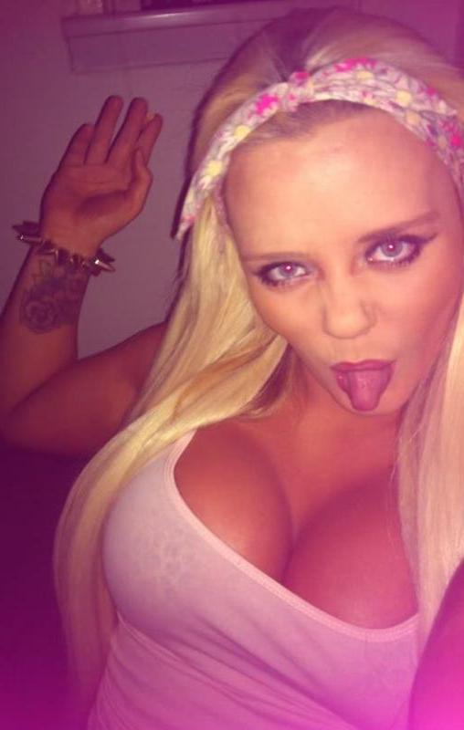 14P Hot GFs like to flaunt their juicy melons in selfies
