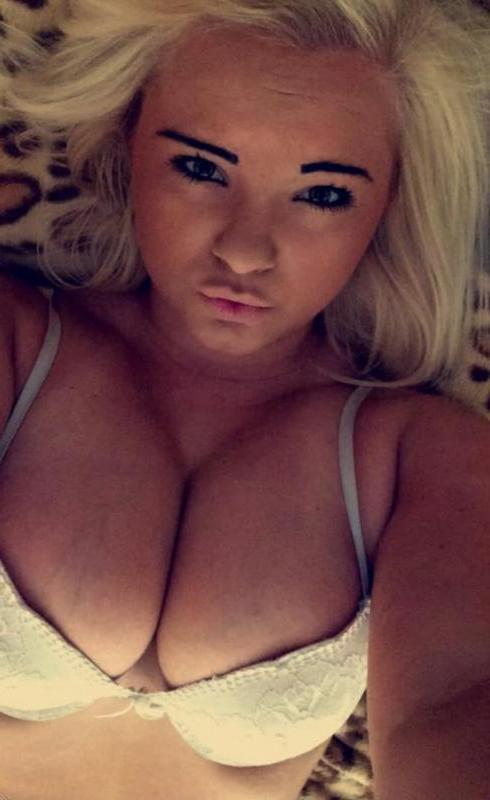 14P Hot GFs like to flaunt their juicy melons in selfies