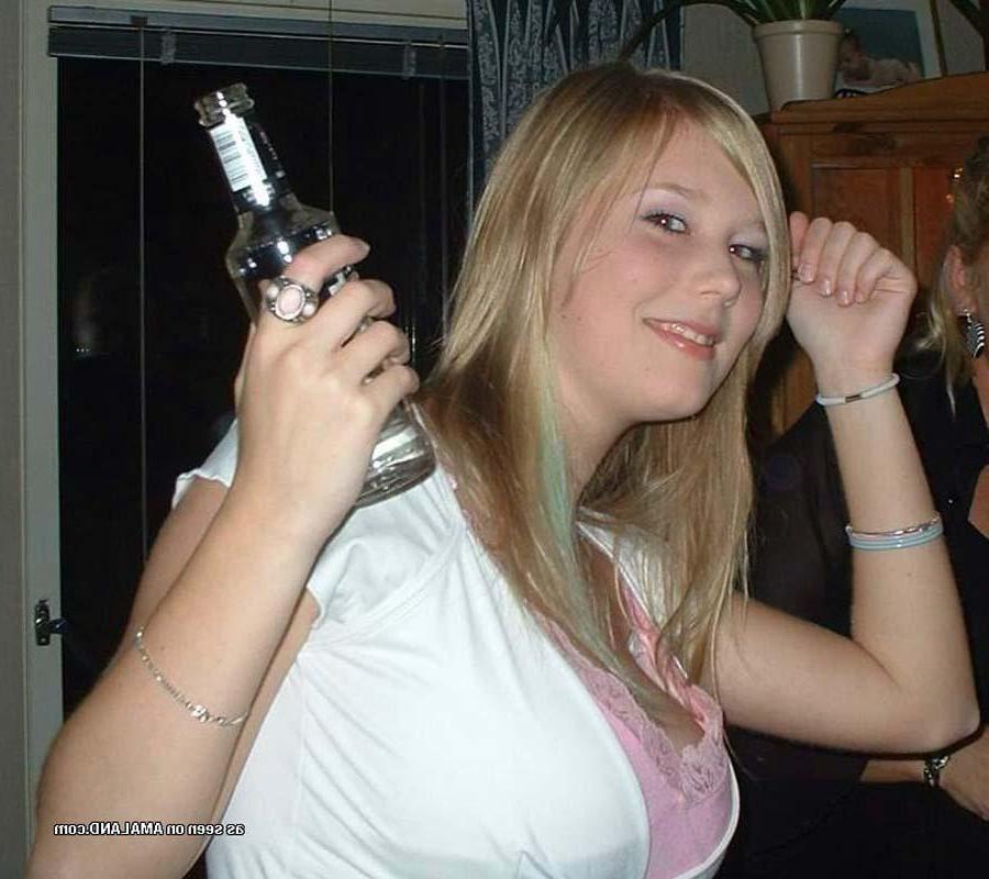 16P Pictures of a hot huge-tittied girlfriend showing off her cleavage