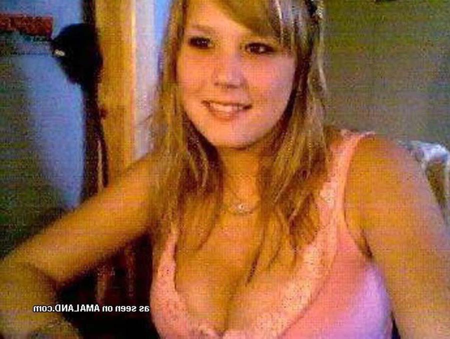 16P Pictures of a hot huge-tittied girlfriend showing off her cleavage