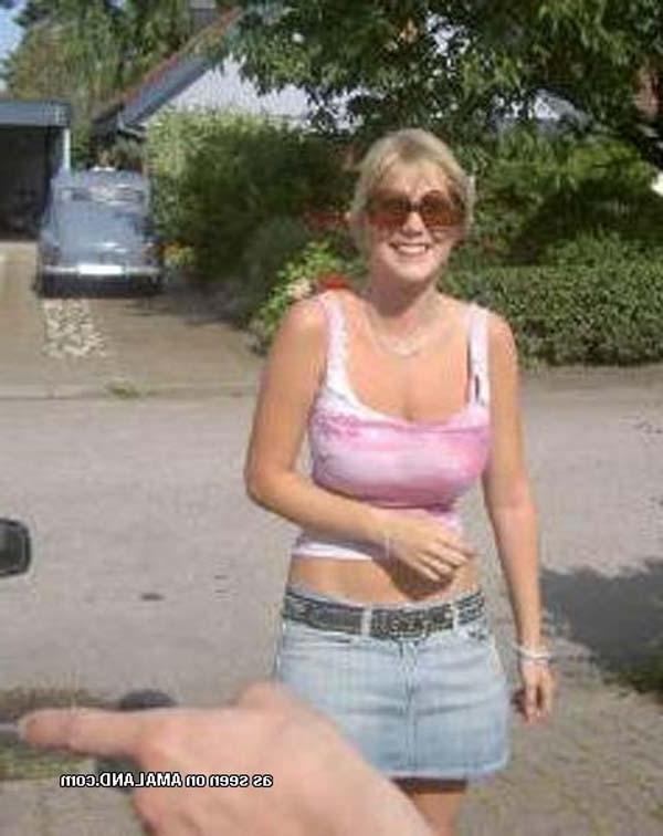 16P Pictures of a hot huge-tittied girlfriend showing off her cleavage