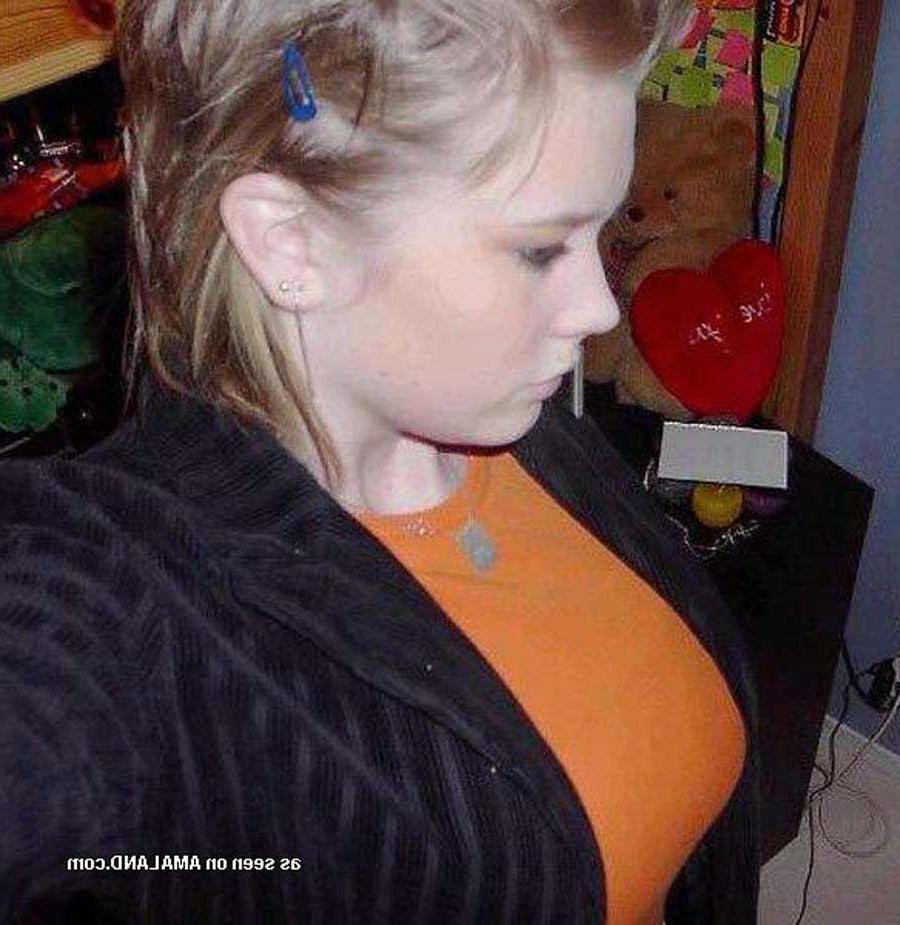 16P Pictures of a hot huge-tittied girlfriend showing off her cleavage
