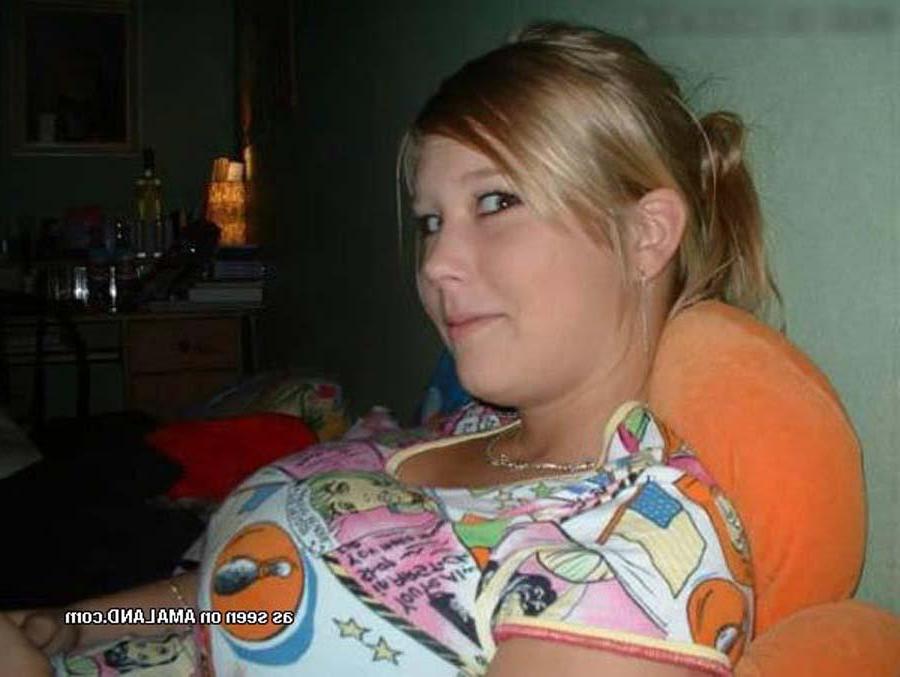 16P Pictures of a hot huge-tittied girlfriend showing off her cleavage