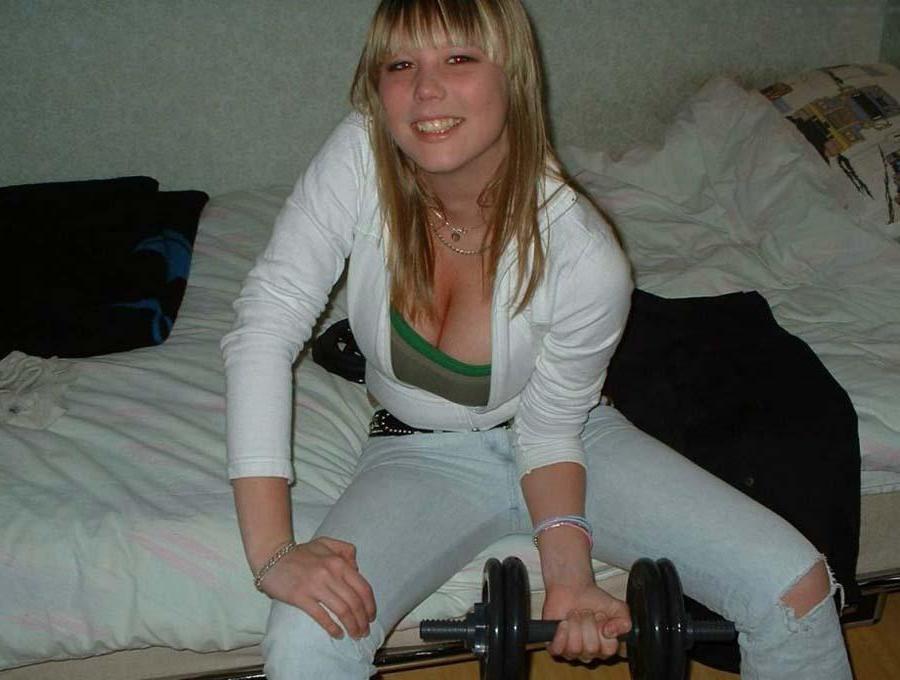 16P Pictures of a hot huge-tittied girlfriend showing off her cleavage