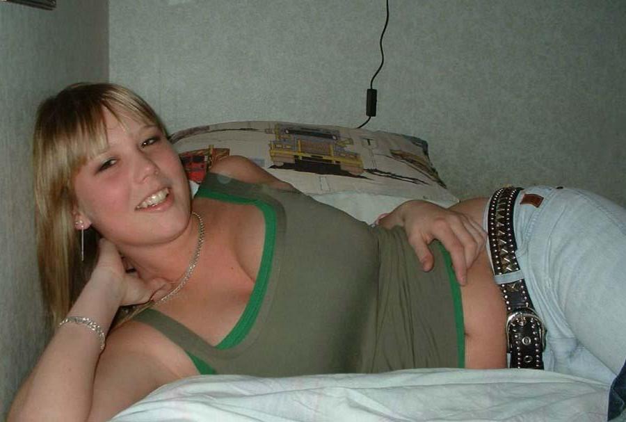 16P Pictures of a hot huge-tittied girlfriend showing off her cleavage