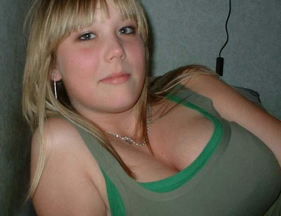 16P Pictures of a hot huge-tittied girlfriend showing off her cleavage