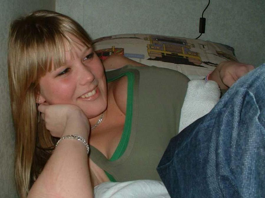 16P Pictures of a hot huge-tittied girlfriend showing off her cleavage